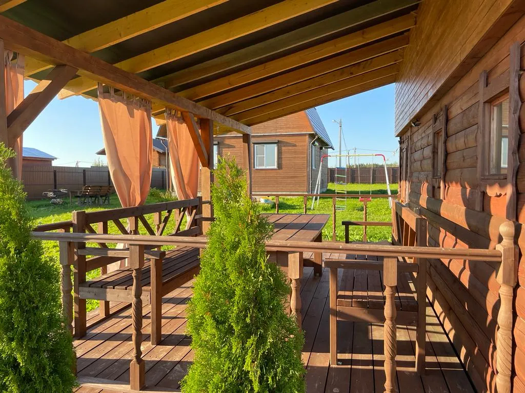 Уютный деревянный дом в тихой деревне