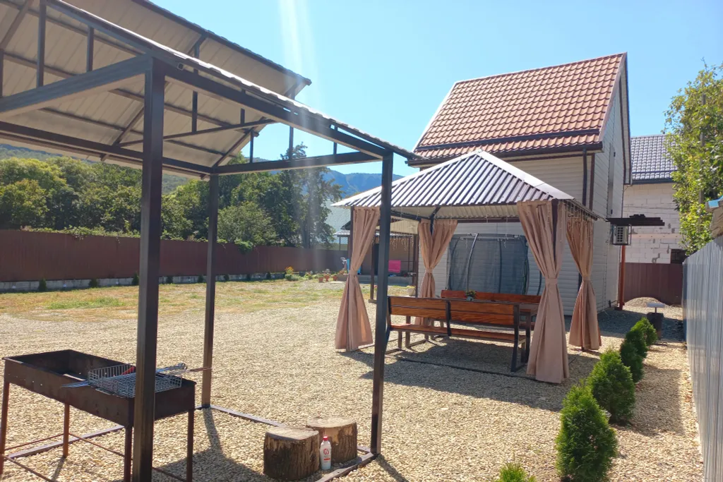 Гуамкаюг. Дом с купелью и видом на горы