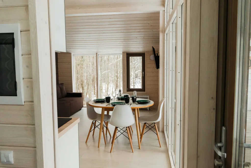 Дом с панорамными окнами в окружении леса