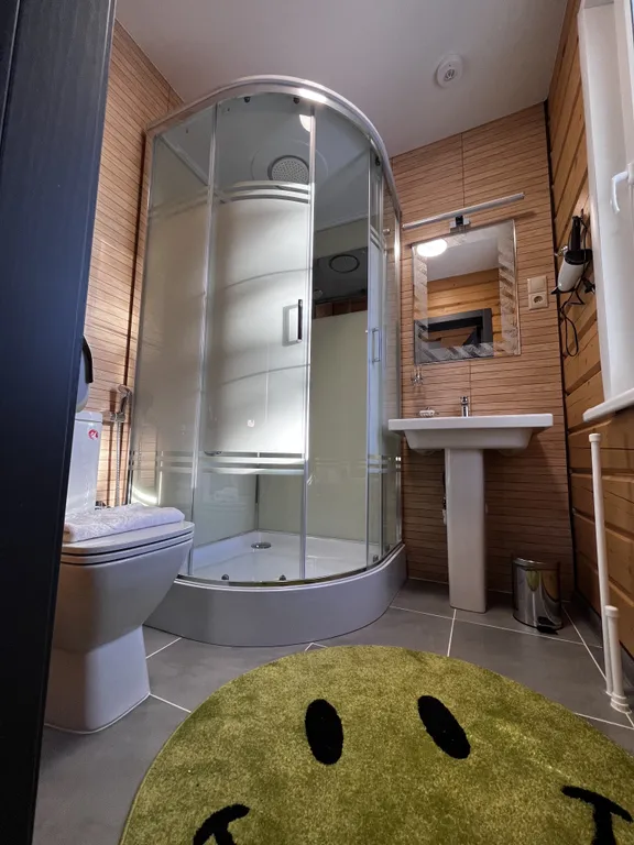 Усадьба в лесу с видом на горы