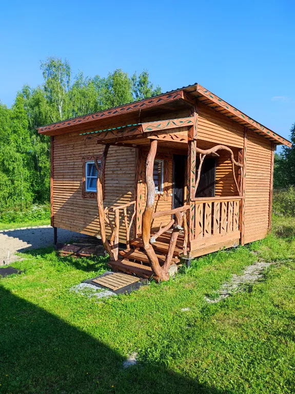 Небольшой домик недалеко от озера