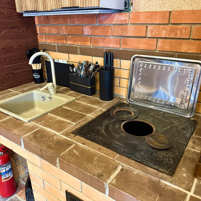 Большая студия с камином и русской печкой