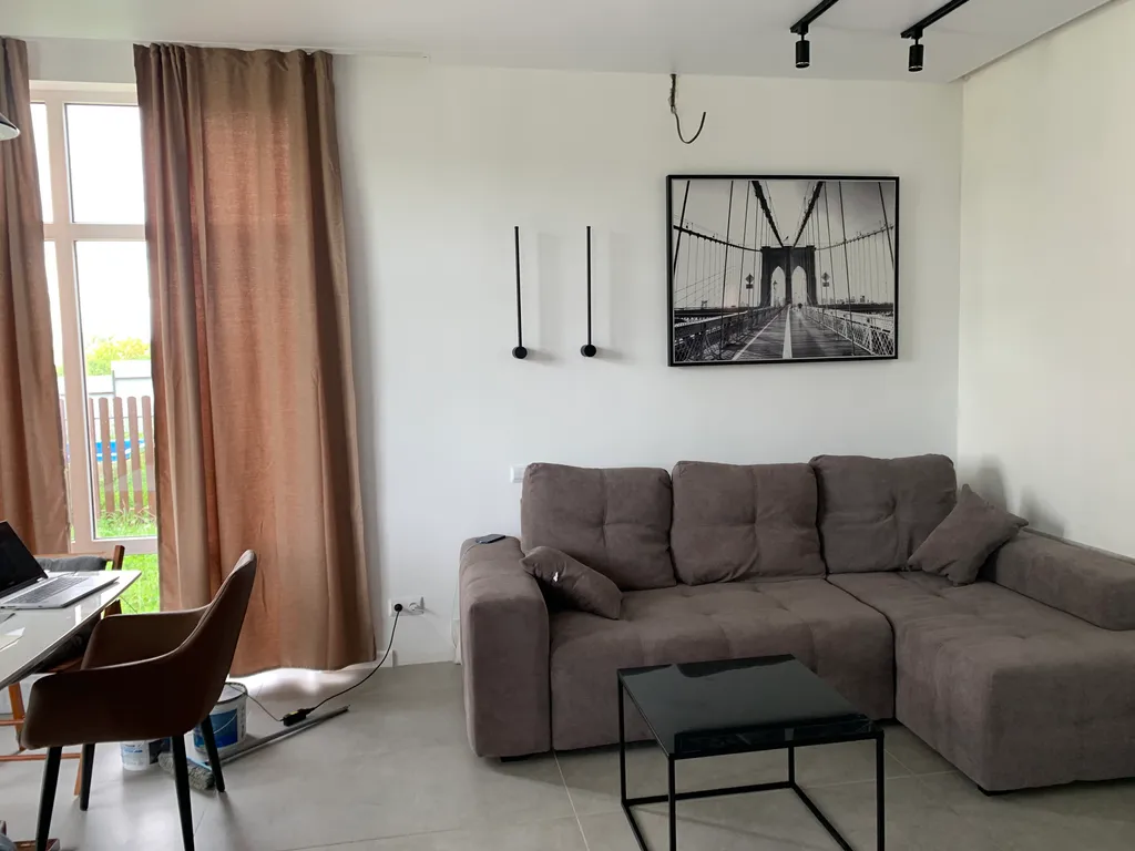 Современный коттедж на горе, в тихом месте, на границе с лесом