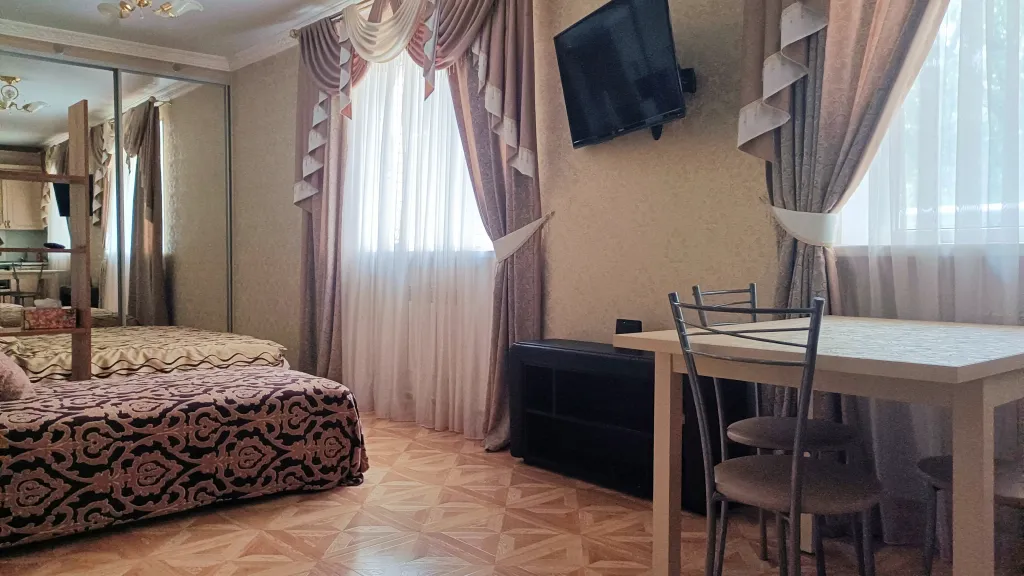 Уютная, светлая студия на первом этаже в тихом месте в центре города