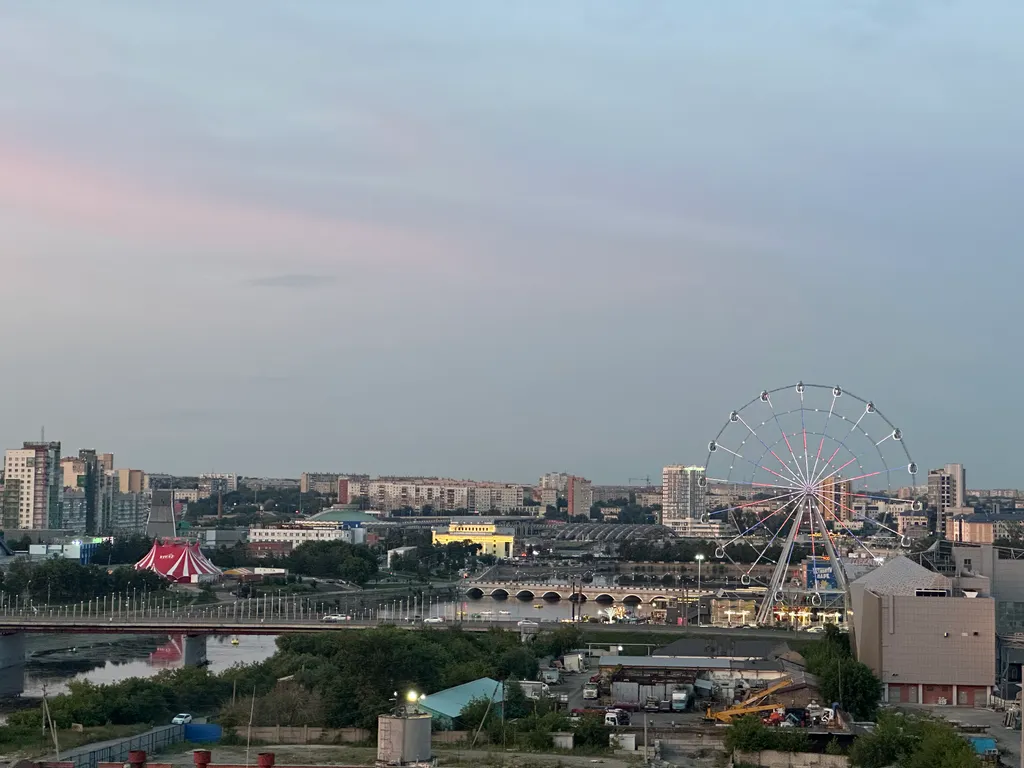 Студия в центре с видом на колесо обозрения