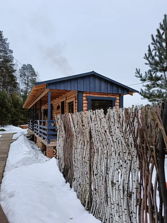 Темный домик на опушке леса