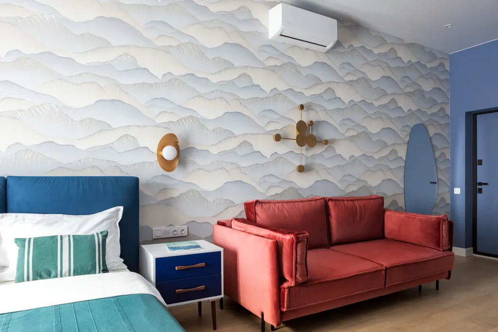 Дизайнерская студия с качелью в центре на набережной