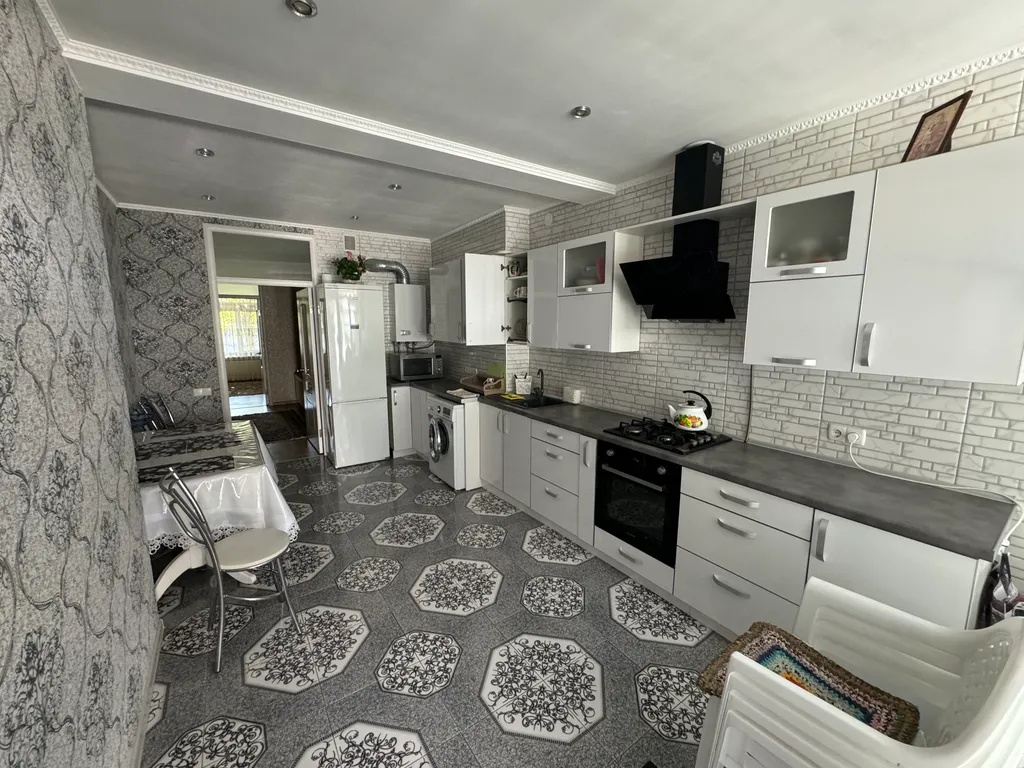 Коттедж Дом в хорошем районе, без соседей — Евпатория