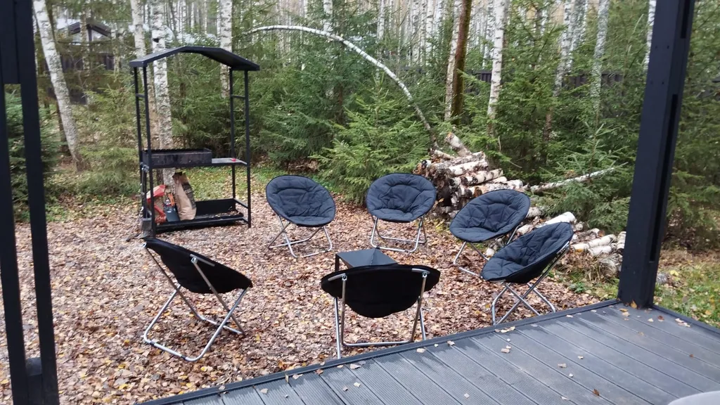 Панорамный дом в окружении леса с сауной