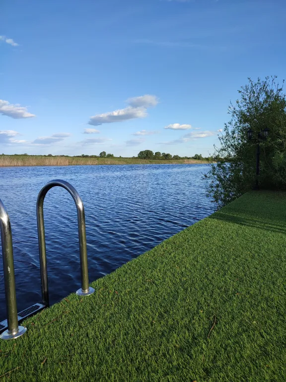 Большой дом с баней, бассейном и видом на озеро