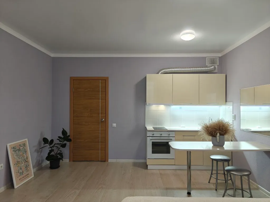 Современная однокомнатная квартира-студия, оформленная в светлых тонах