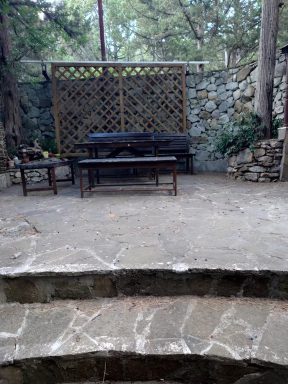 Уютная комната с санузлом и отличным зелёным двором для тихого отдыха