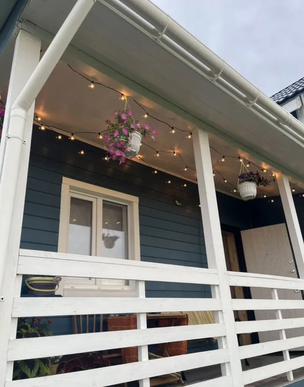 Уютный дом в жилой деревне возле реки