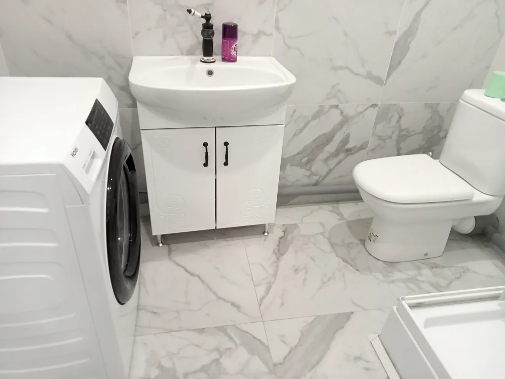 Новая светлая квартира в черно-белом стиле