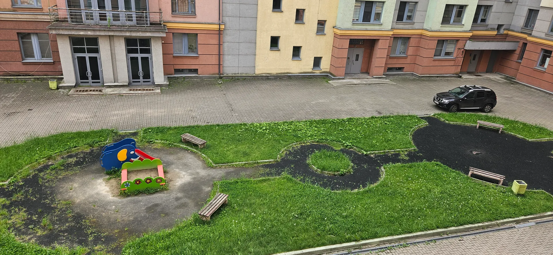 Вид из окна из спальни и кухни во внутренний двор 