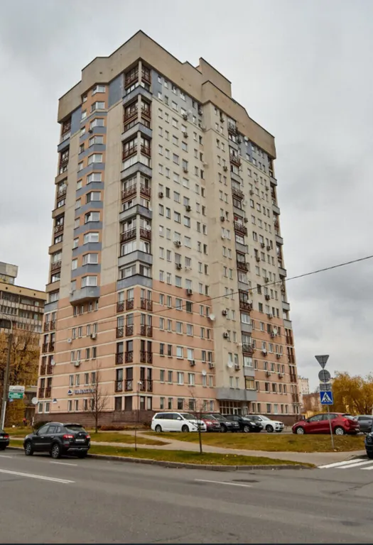 Просторная 2-х комнатная квартира недалеко от площади Победы в тихом центре