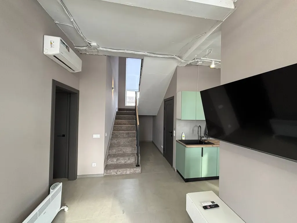 Просторный дом с собственной территорией и настоящим камином