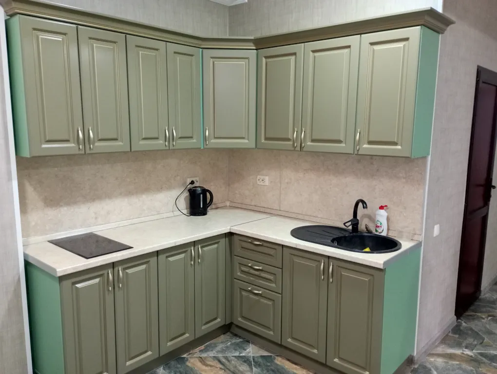 Уютная квартира-студия с панорамными окнами и видом на море