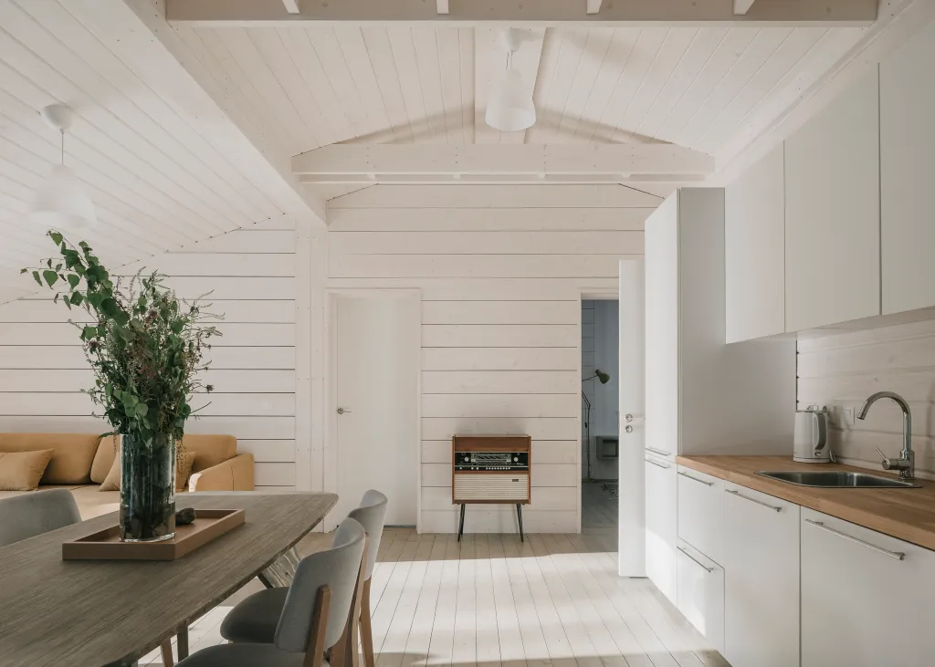 Загородный дом с просторной террасой и баней