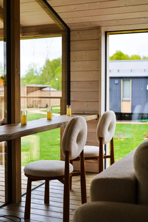 Белый дом на берегу водохранилища