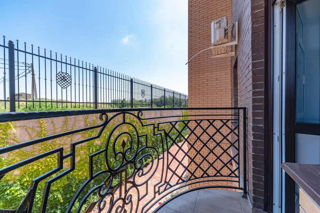 Трехместный комфорт с французским балконом с видом на территорию