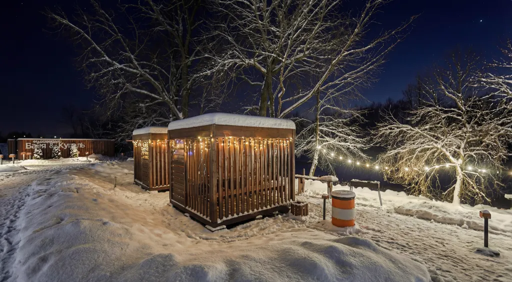 Современный двухэтажный дом из натурального дерева, с большими окнами