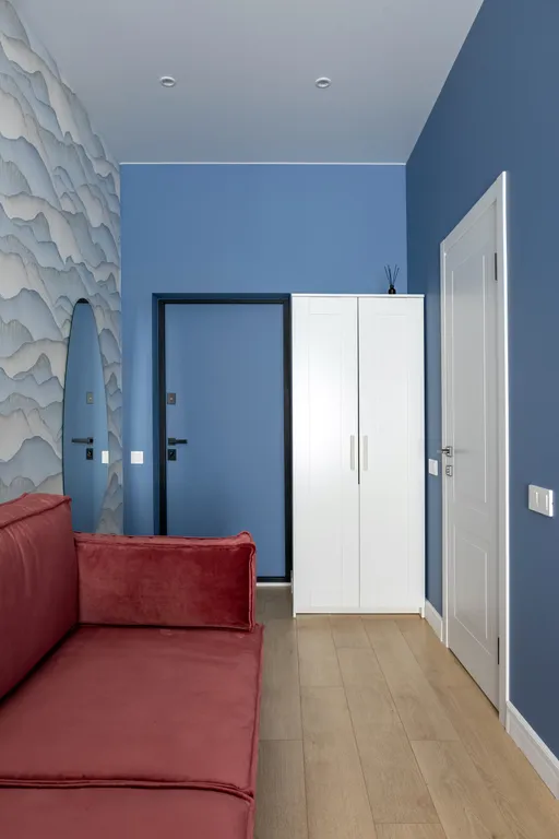 Дизайнерская студия с качелью в центре на набережной