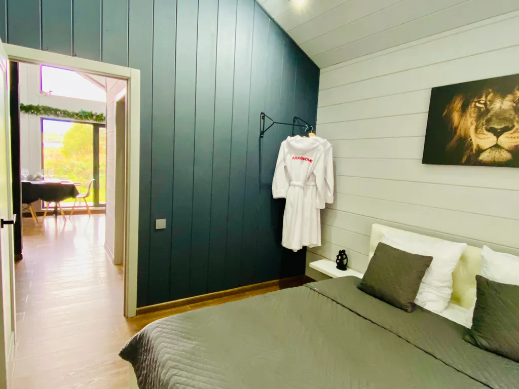 Дом в стиле Barn house в окружении леса