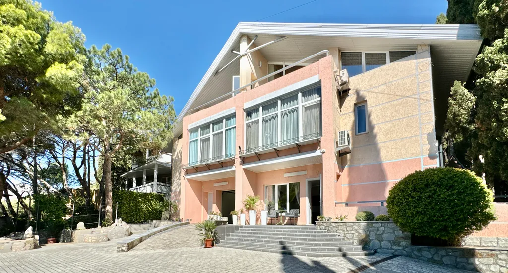 Дом у моря с личным парком, бассейном и сауной