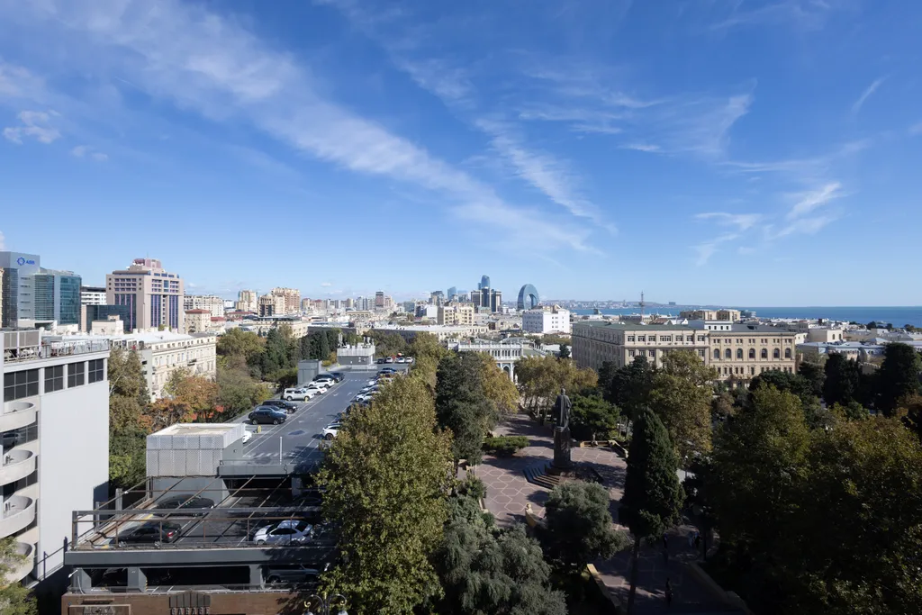 Апартаменты с видом на торговую улицу