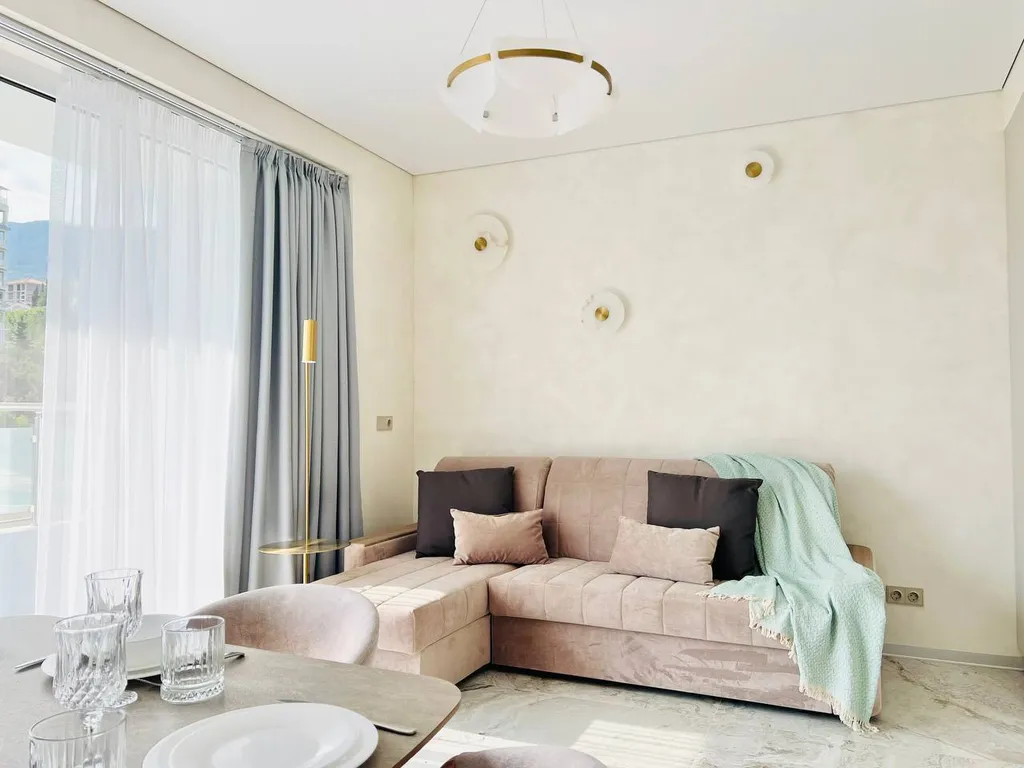 Современный апартамент с бассейном