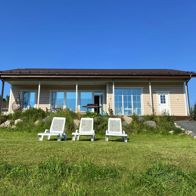 Коттедж Коттедж на берегу озера с видом на горнолыжный курорт и сауной внутри — Заозерный