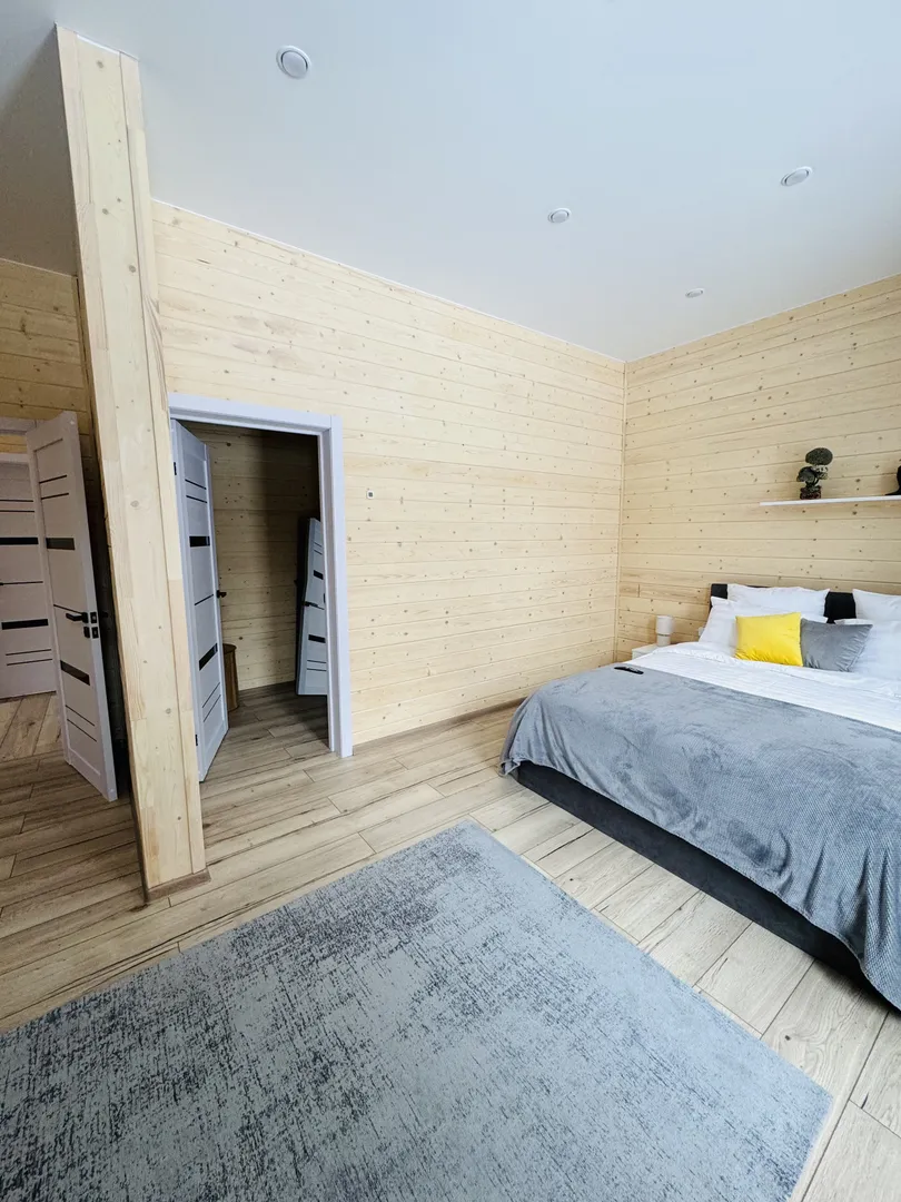 Спальная комната также имеет вход в большую гардеробную, где вы можете оставить все ваши вещи 
