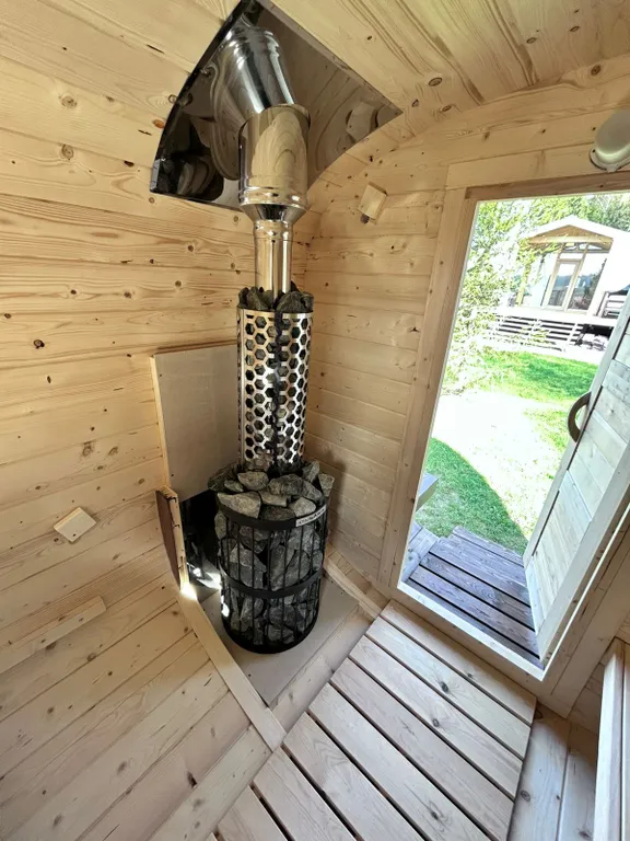 Дом с баней бочкой у воды и леса Green house