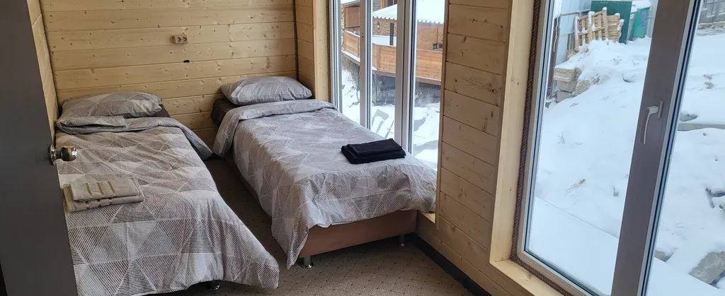 Двух этажный дом с видом на горы и реку