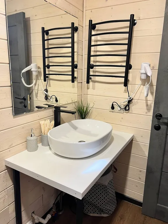 Коттедж Зеркальный дом у детской площадки до 6 человек, с собственной баней — Семеновское