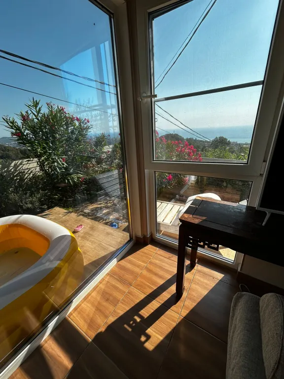 Домик с панорамным видом