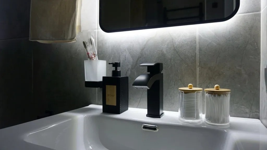 Стильная двушка с яркой кухней