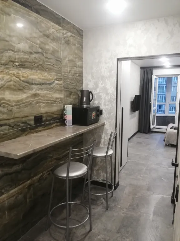 Современная студия с отдельной кухней в новостройке