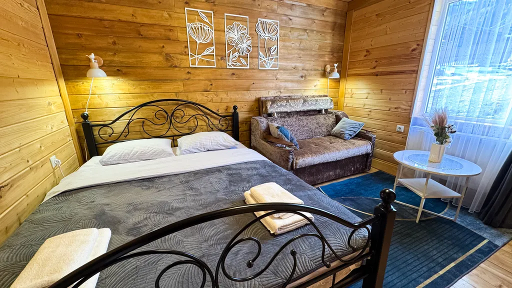 Часть дома с видом на горы