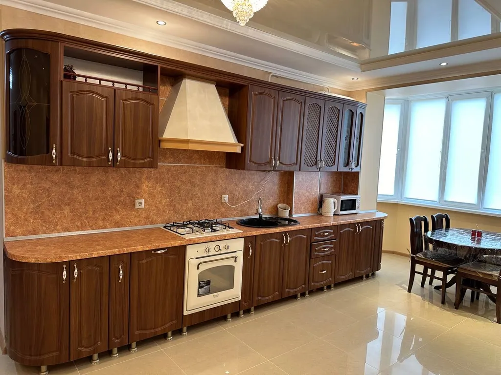 Просторная квартира с видом на горы недалеко от центра города