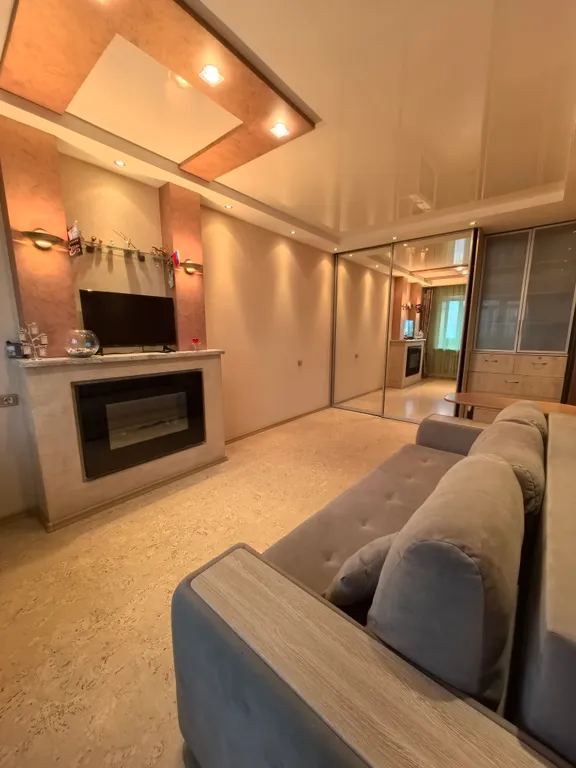 Счастливая матрешка с камином у вокзала Исакогорка