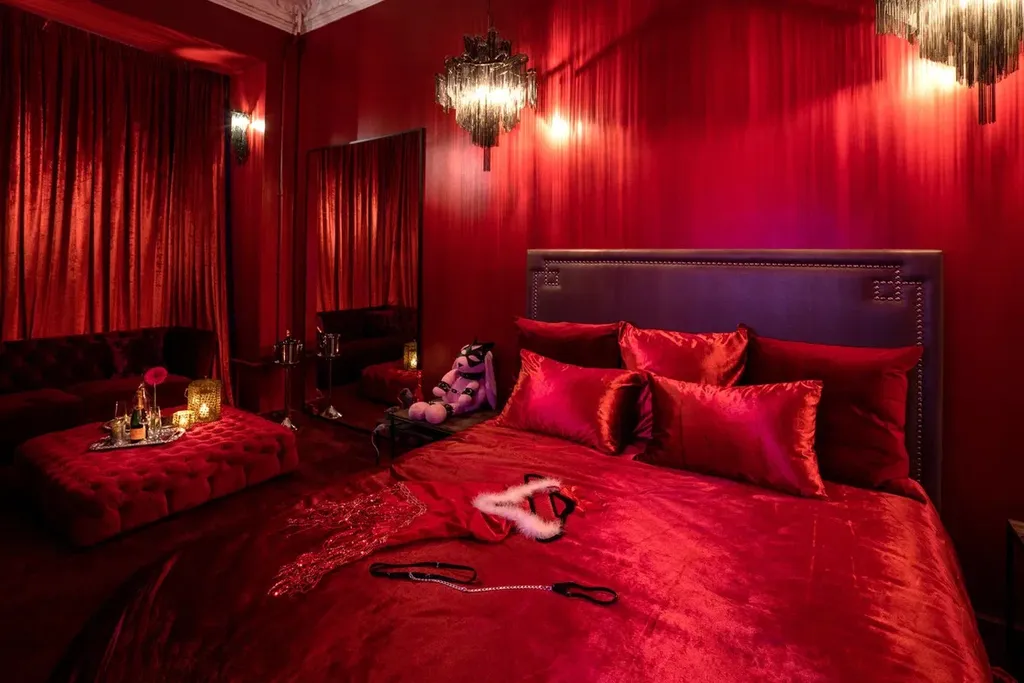 Квартира Red mirror room красная комната для взрослых с зеркалами на потолке — Санкт-Петербург