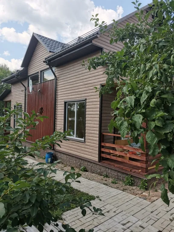 Коттедж Двухэтажный апартамент в доме на берегу озера — Луга