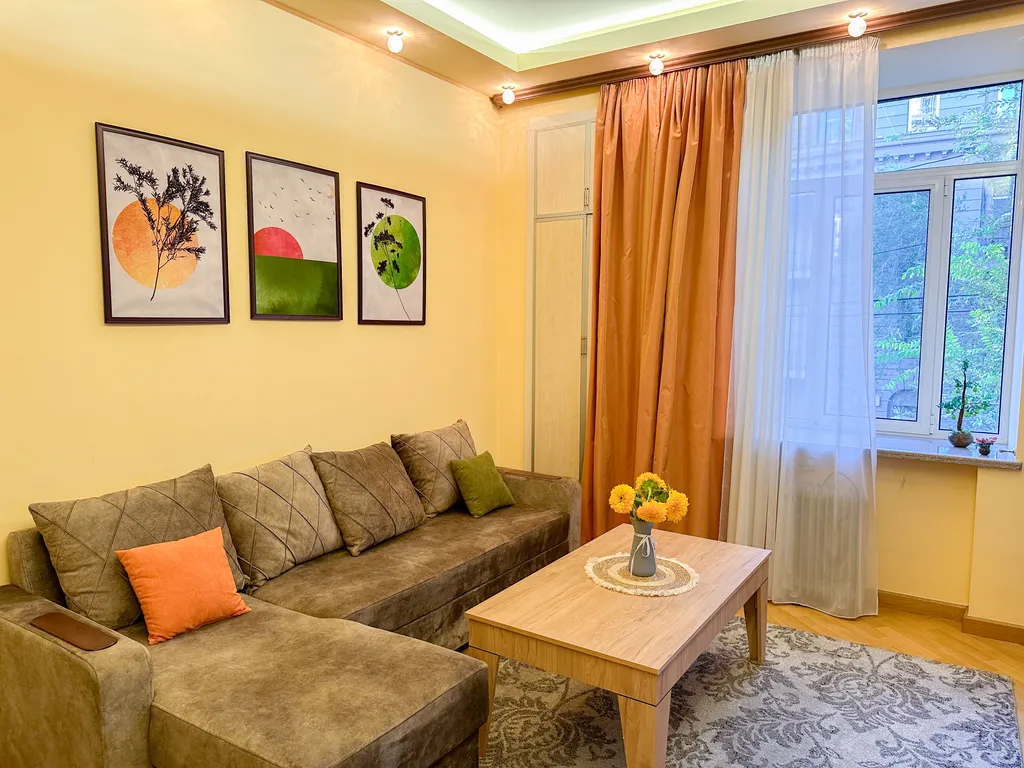 В центре под рукой все событие