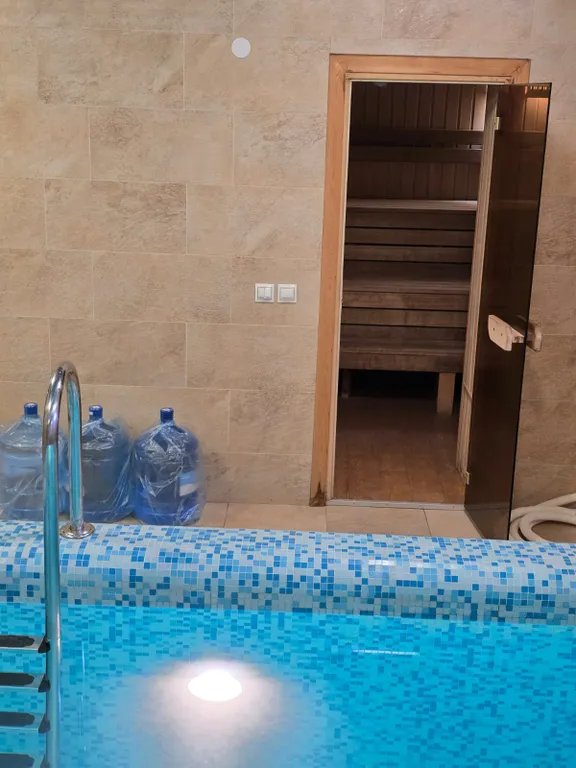 Дом с бассейном