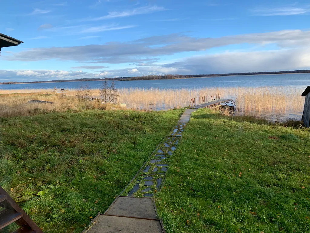 Дачный дом на берегу озера