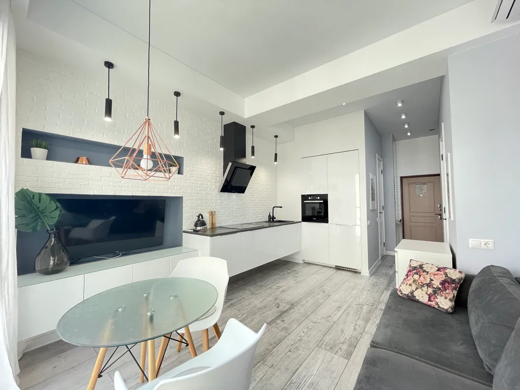 Красивая однокомнатная квартира с балконом на первой линии у моря — аренда посуточно в Сочи