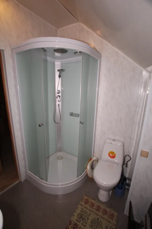 Шикарный дом находится на берегу озера, окруженный хвойным лесом