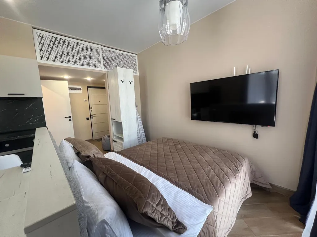 Стильная студия с бассейном